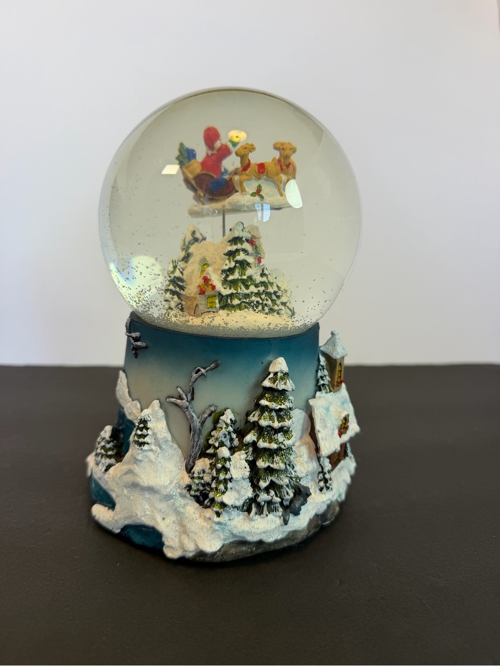 San Francisco Music Box Santa Flying Over Village Snow Globe Works! 8” No Box - Picture 4 of 12